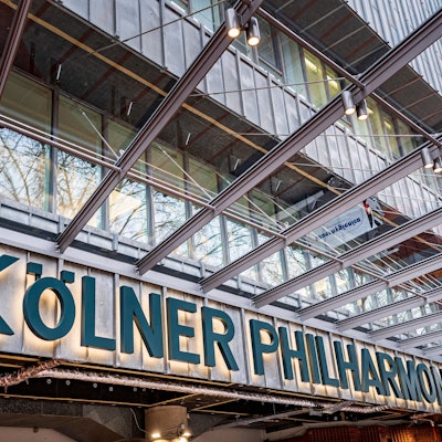 Der Eingang zur Kölner Philharmonie mit Schriftzug und Glasdach.