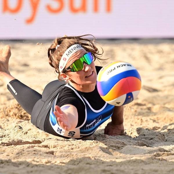Beachvolleyball I Deutsche Meisterschaften 2023 I Timmendorfer Strand I Tag 2 I 01.09.2023 Isabel Schneider FC St. Pauli hechtet zum Ball. Timmendorfer Strand Ahmann-Hager-Arena Schleswig-Holstein Deutschland *** Beach Volleyball I German Championships 2023 I Timmendorfer Strand I Day 2 I 01 09 2023 Isabel Schneider FC St Pauli rushes to the ball Timmendorfer Strand Ahmann Hager Arena Schleswig Holstein Germany Copyright: xLobeca/WolfxGebhardtx