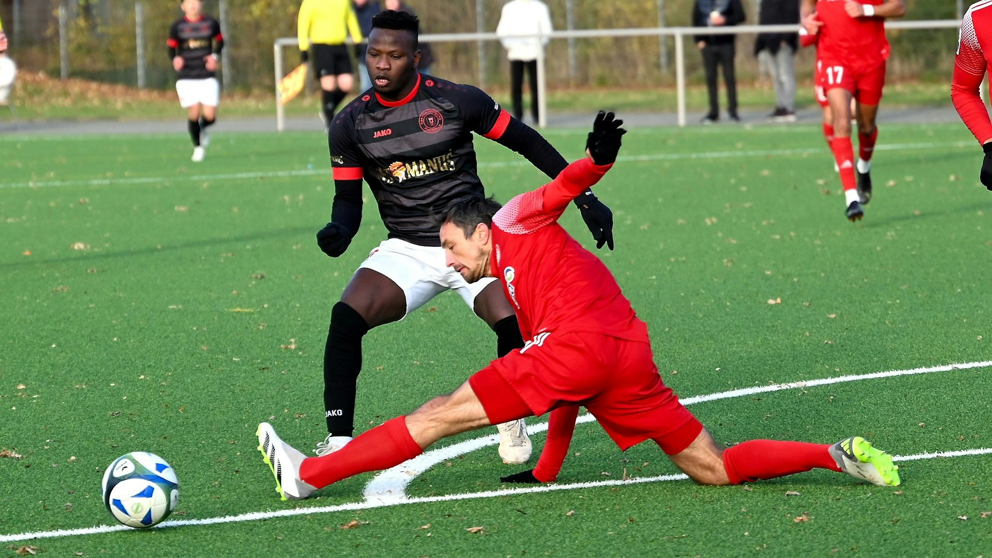 03.12.2023, Fussball-SpVg. Porz-SV Bergisch Gladbach
vorne: Andy Habl (Gladbach)
hinten: Amadeou Camara (Porz)
Foto: Uli Herhaus