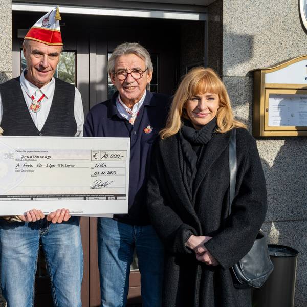 Anton Fuchs (v.l.n.r.), Rüdiger Brühl, Bernd Stumm (Kassenwart) und Heike Haupt stehen vor dem Klaaf im Franz-Eck. Fuchs und Brühl halten einen großen Scheck.