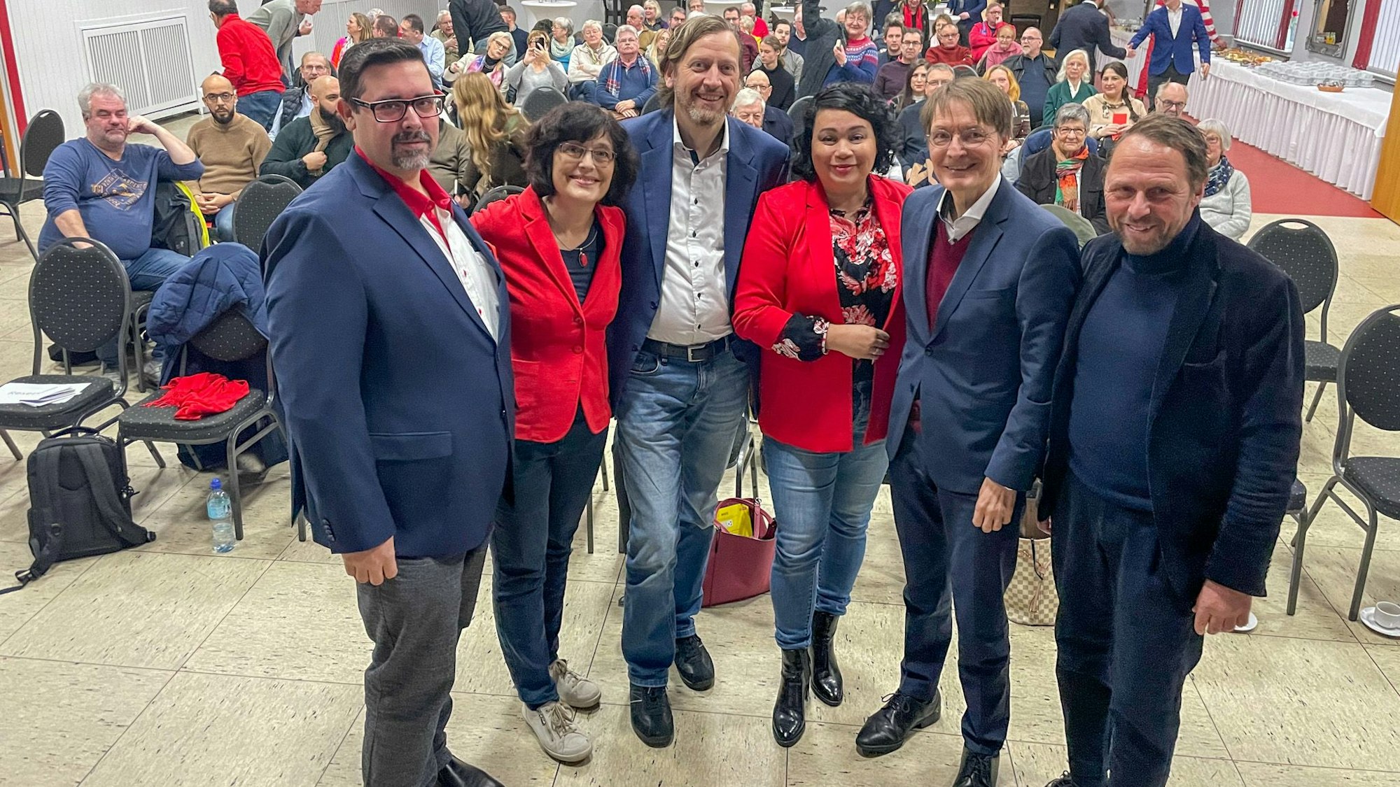 Marco Sahler (v.l., Leverkusener SPD-Kandidat für die Europawahl), Claudia Walther (Spitzenkandidatin in Mittelrhein für die Europawahl), Alexander Finke (SPD-Vorsitzender), Milanie Kreutz (Fraktionsvorsitzende), Karl Lauterbach (Leverkusener MdB und Bundesgesundheitsminister) und OB Uwe Richrath.