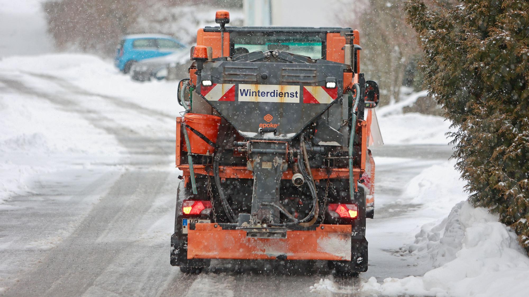 Ein Winterdienstfahrzeug ist im Harzort Schierke unterwegs.