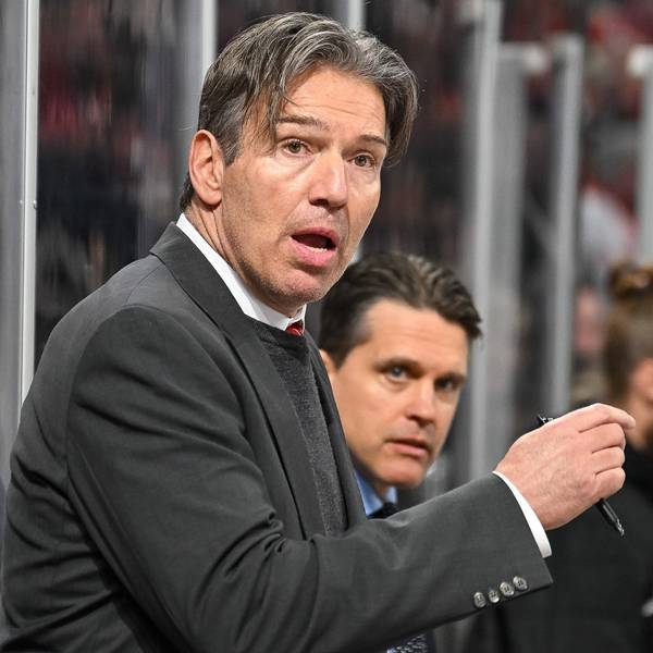 Uwe Krupp (Koelner Haie, Cheftrainer) bei seiner Mannschaft.
Duesseldorfer EG vs. Koelner Haie, Eishockey, Penny DEL, 24. Spieltag, Saison 2023/2024, 03.12.2023
Foto: Eibner-Pressefoto/Thomas Haesler
