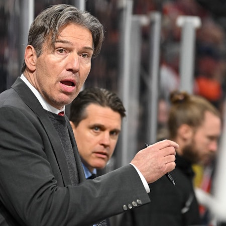 Uwe Krupp (Koelner Haie, Cheftrainer) bei seiner Mannschaft.
Duesseldorfer EG vs. Koelner Haie, Eishockey, Penny DEL, 24. Spieltag, Saison 2023/2024, 03.12.2023
Foto: Eibner-Pressefoto/Thomas Haesler