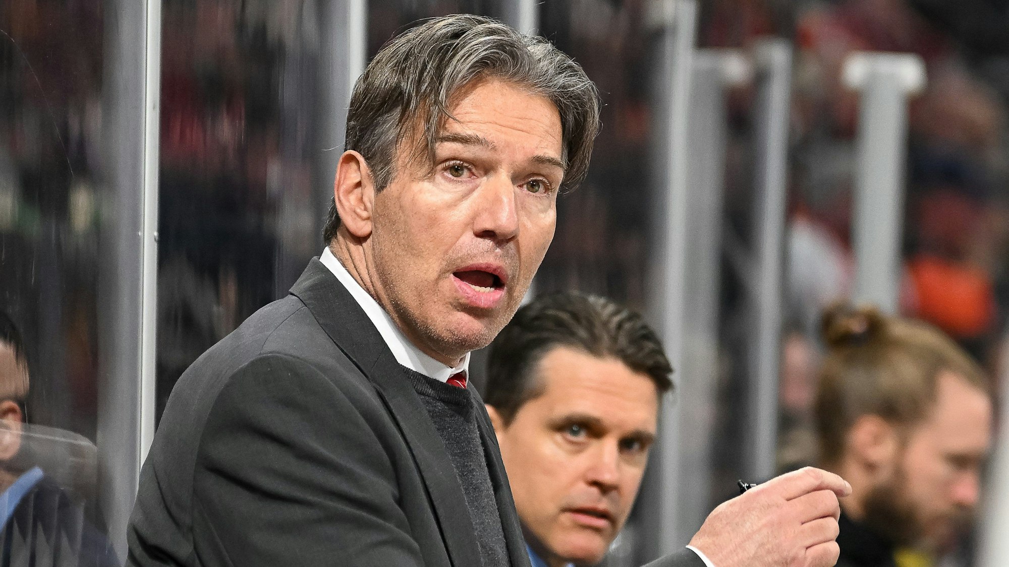 Uwe Krupp (Koelner Haie, Cheftrainer) bei seiner Mannschaft.
Duesseldorfer EG vs. Koelner Haie, Eishockey, Penny DEL, 24. Spieltag, Saison 2023/2024, 03.12.2023
Foto: Eibner-Pressefoto/Thomas Haesler