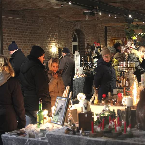Das Foto zeigt Menschen auf einem Weihnachtsmarkt.