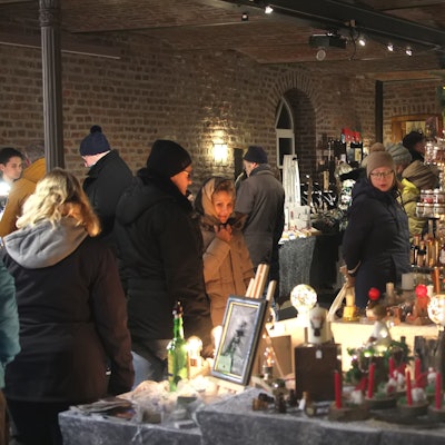 Das Foto zeigt Menschen auf einem Weihnachtsmarkt.