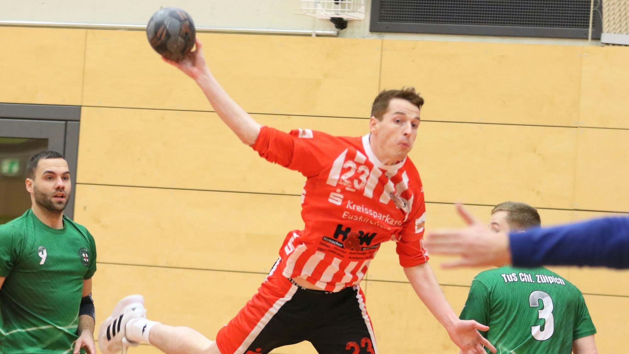 Der Euskirchener Handballer Tobias Schmitz beim Wurf. Den Torwart hat er dabei ganz genau im Blick.