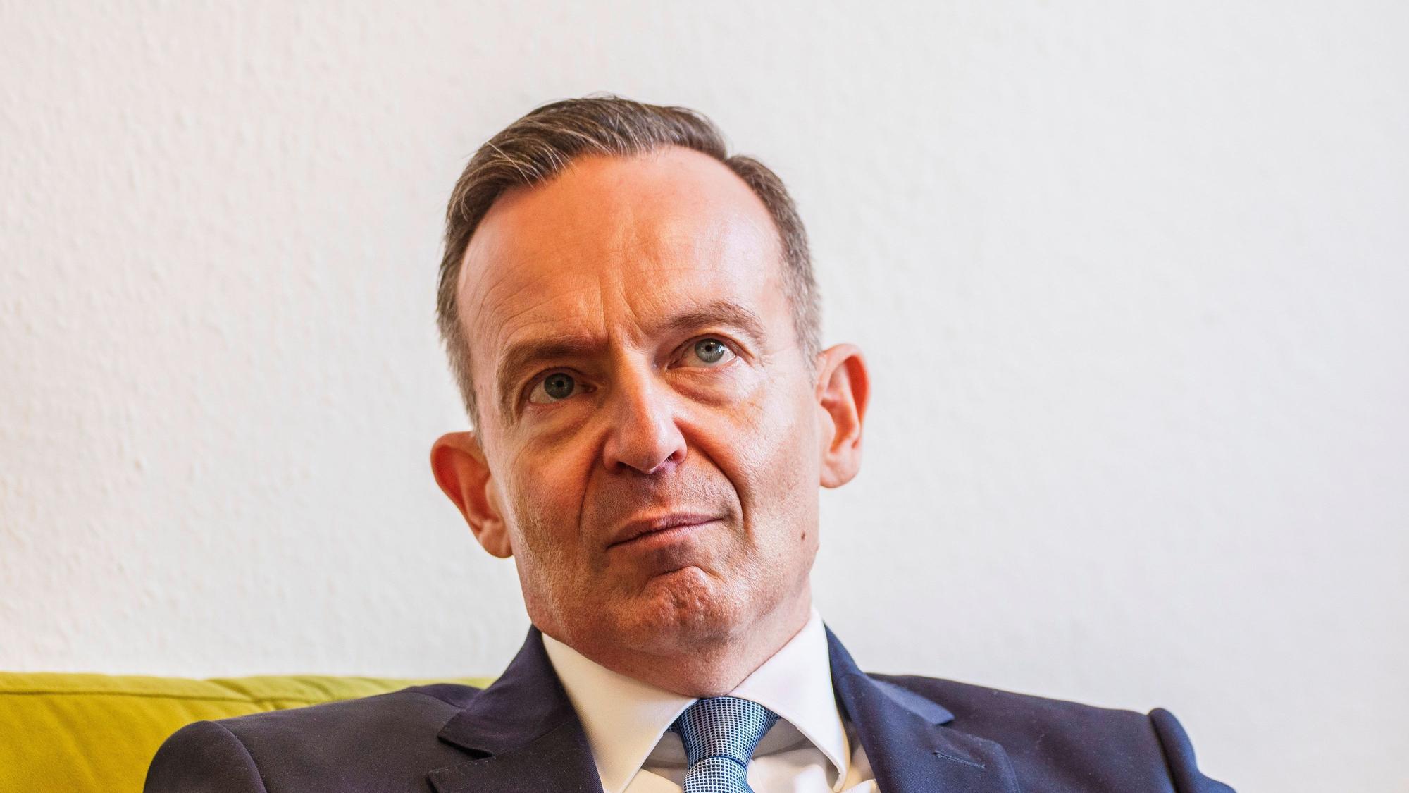 24.11.2023, Rheinland-Pfalz, Mainz: Volker Wissing (FDP), Bundesminister für Digitales und Verkehr, sitzt beim dpa-Interview auf dem ·Grünen Sofa·. (zu dpa ·Wissing: Rhein-Vertiefung dringend erforderlich - Planung komplex·) Foto: Andreas Arnold/dpa +++ dpa-Bildfunk +++