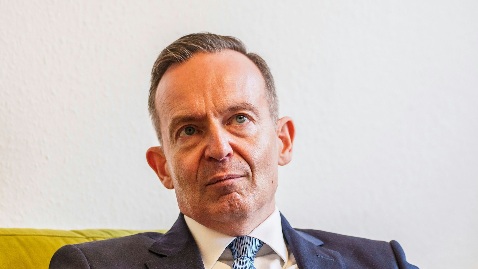 24.11.2023, Rheinland-Pfalz, Mainz: Volker Wissing (FDP), Bundesminister für Digitales und Verkehr, sitzt beim dpa-Interview auf dem ·Grünen Sofa·. (zu dpa ·Wissing: Rhein-Vertiefung dringend erforderlich - Planung komplex·) Foto: Andreas Arnold/dpa +++ dpa-Bildfunk +++