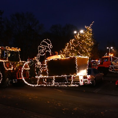Ein weihnachtlich geschmückter Traktor.