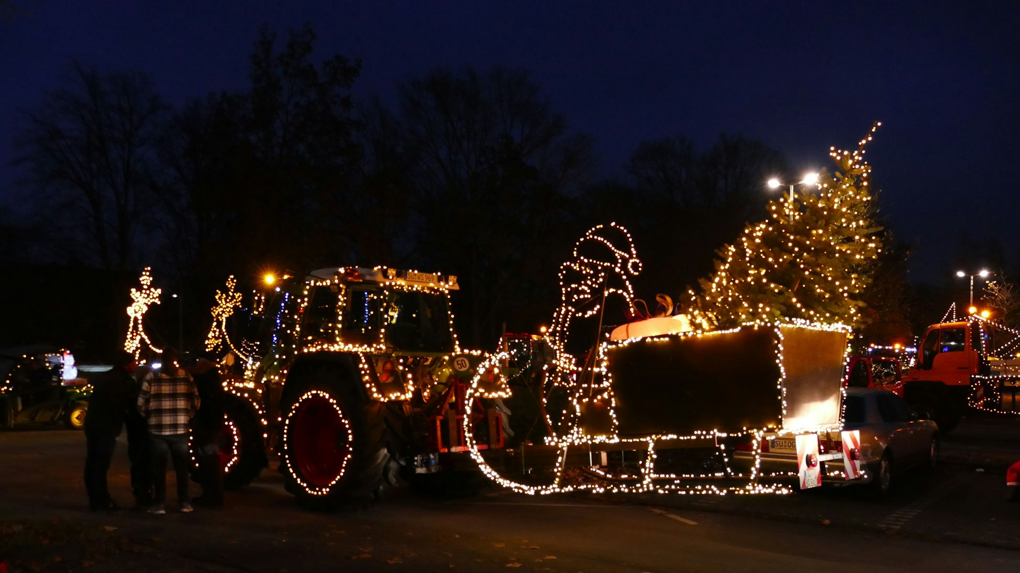 Ein weihnachtlich geschmückter Traktor.