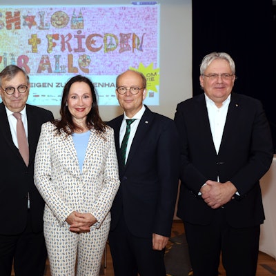 Dr. Felix Klein, Antisemitismusbeauftragter der Bundesregierung, Abraham Lehrer, Claudia Hessel, Vorstandsvorsitzende Kölner Forum für Kultur im Dialog/ Shalom Musik., André Kuper, Präsident des Landtags Nordrhein-Westfalen und Dr. Ralph Elster, Bürgermeister der Stadt Köln stehen zusammen.