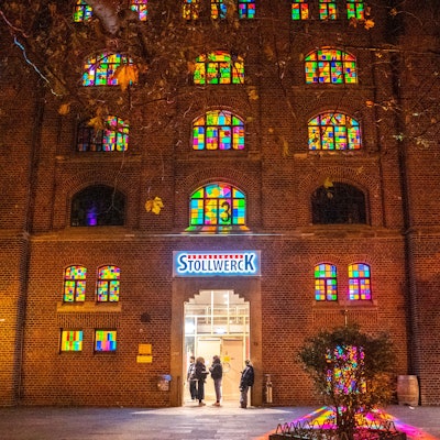 Bunte beleuchtete Fenster an der Fassade vom Bürgerhauses Stollwerck