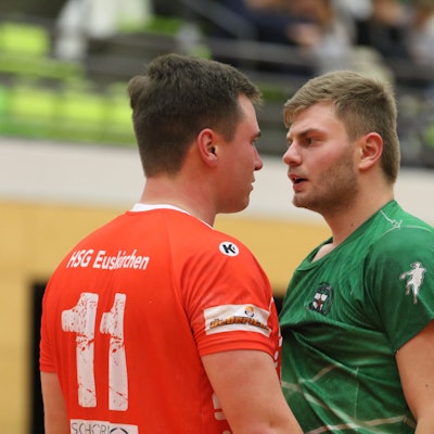 Zwei Spieler von Euskirchen und Zülpich stehen Kopf an Kopf und schauen sich böse an.