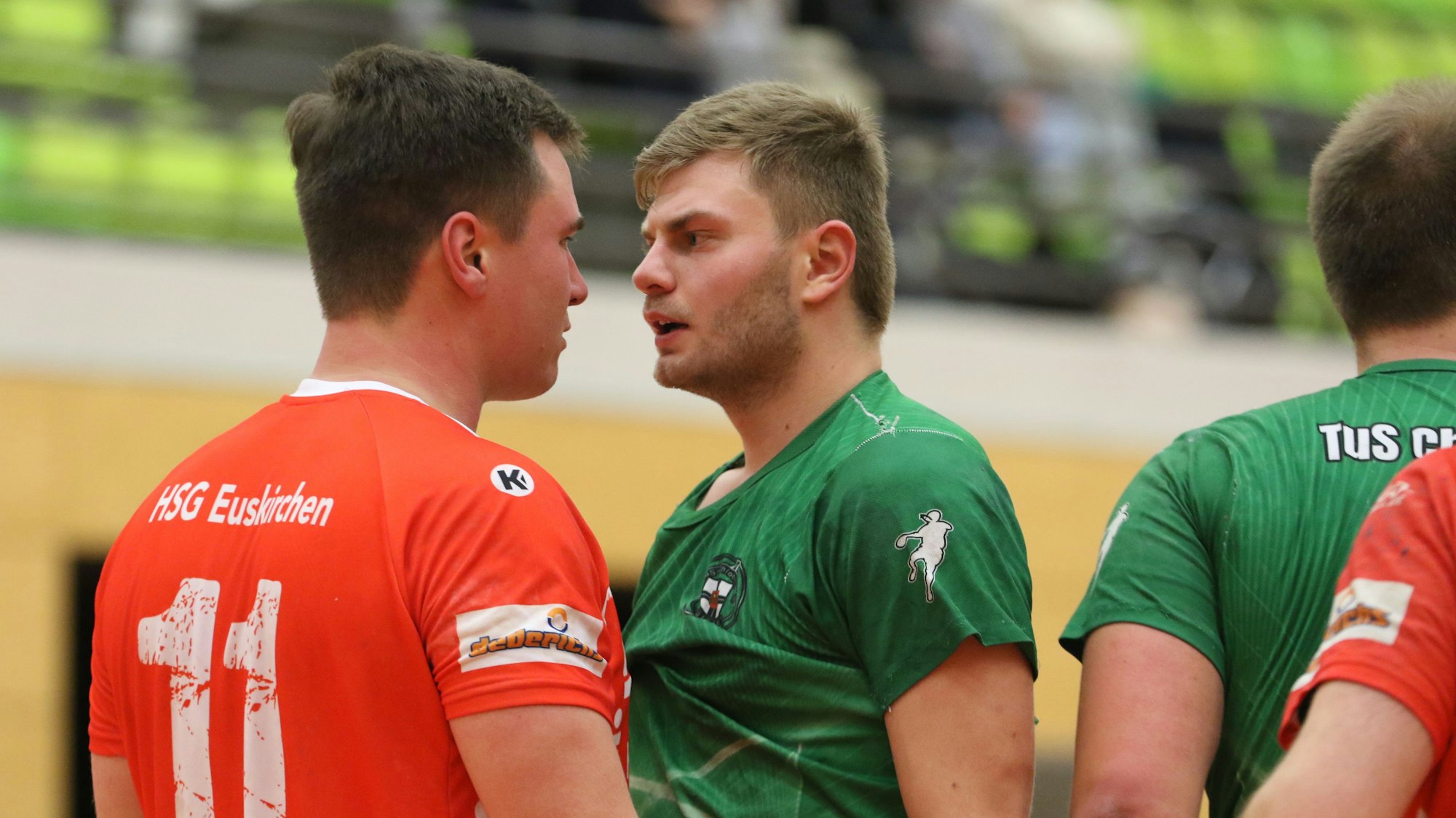 Zwei Spieler von Euskirchen und Zülpich stehen Kopf an Kopf und schauen sich böse an.