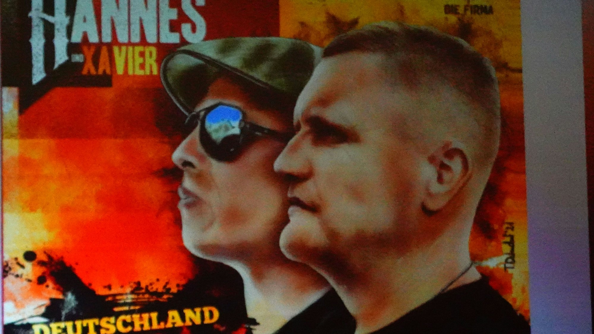 Ein Plakat zeigt die Sänger Xavier Naidoo, Hannes Ostendorf.