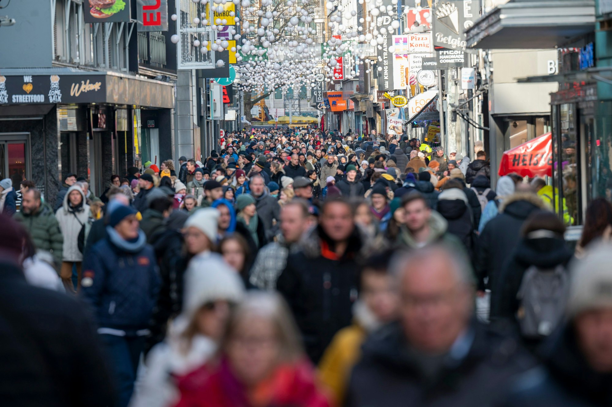 Weihnachtseinkäufer auf der Hohe Straße