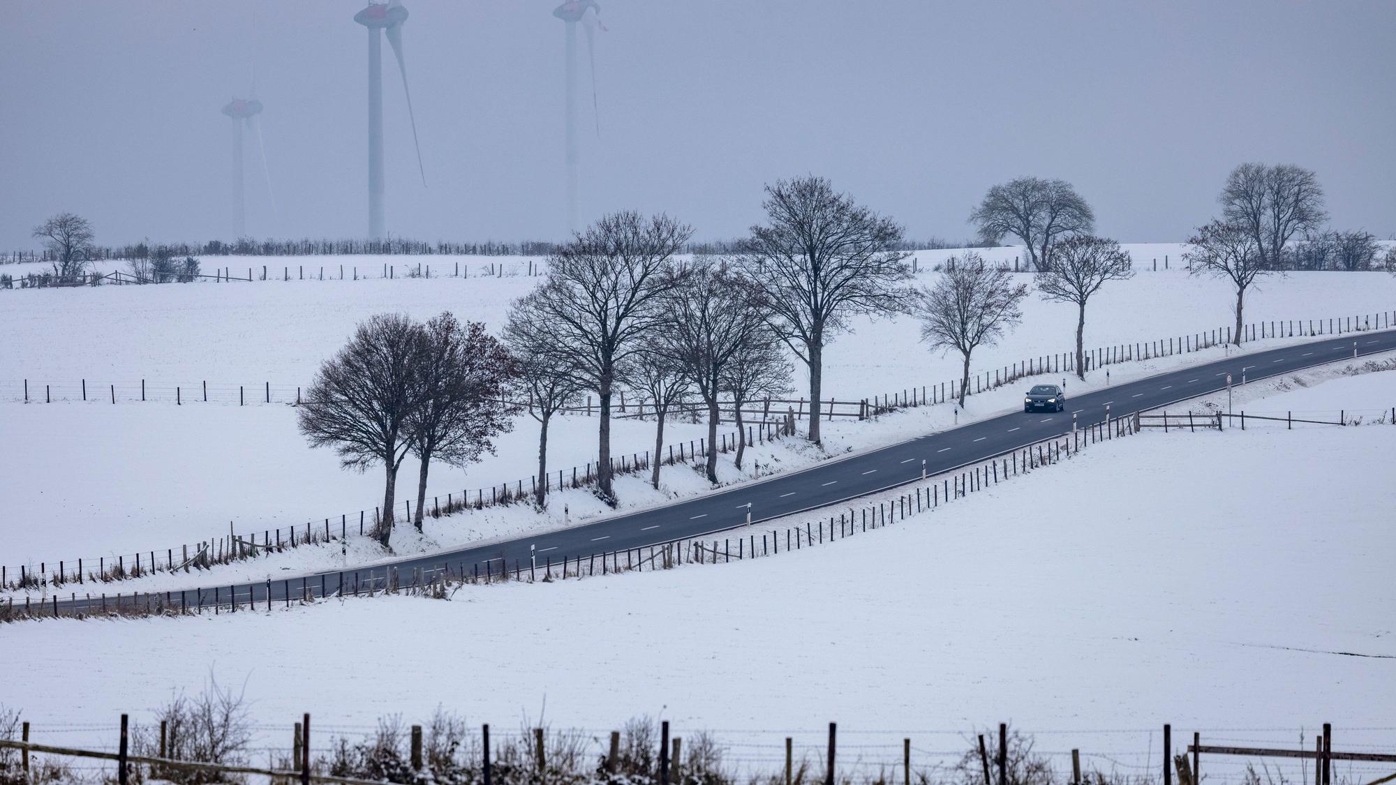 Am Sonntag trifft eine Schneefront Köln, die Region und weite Teile Nordrhein-Westfalens. Der Deutsche Wetterdienst erwartet Eisregen und Gefahren für Autofahrer. In der Eifel liegen bereits mehrere Zentimeter Schnee.