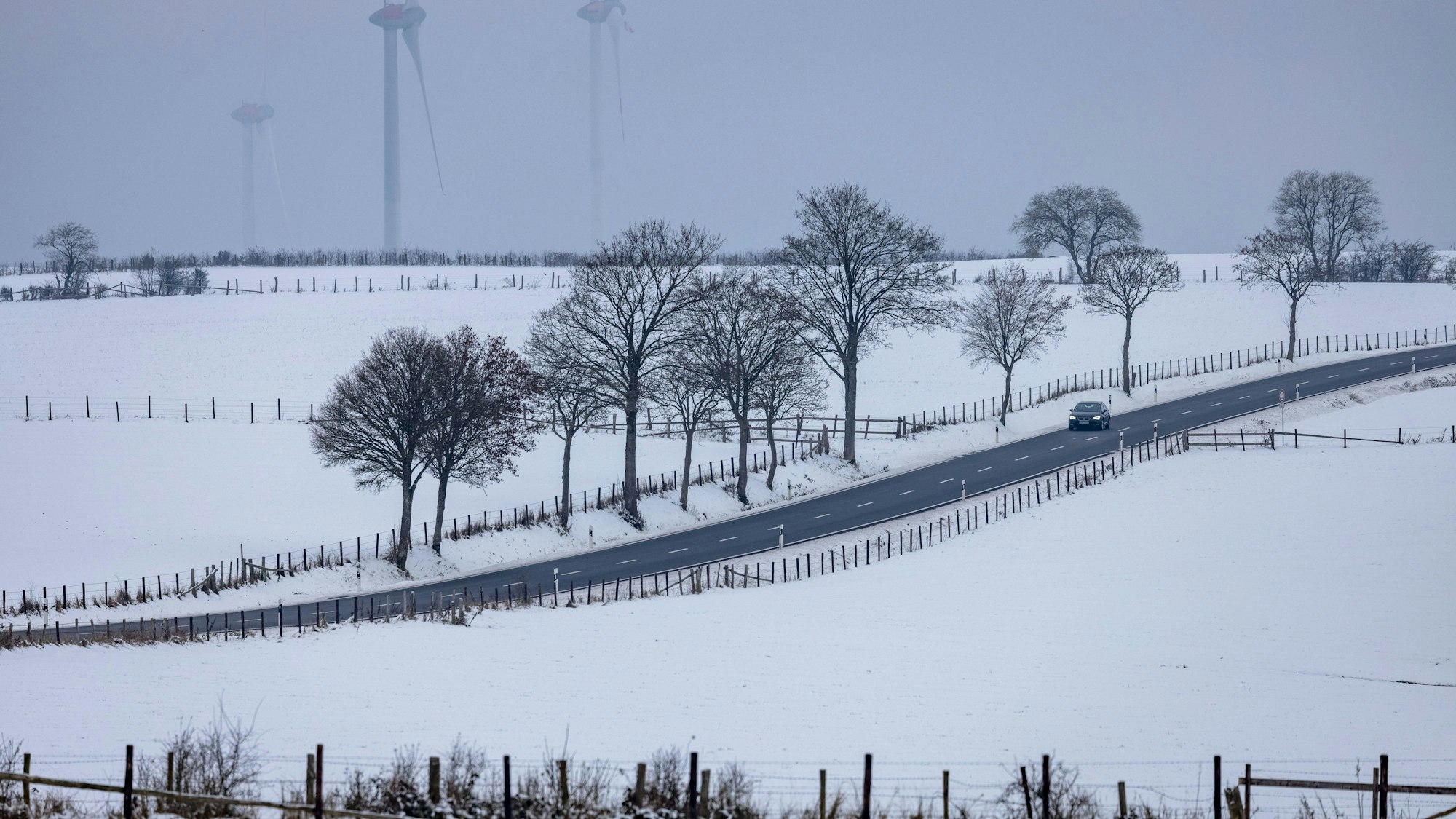 Am Sonntag trifft eine Schneefront Köln, die Region und weite Teile Nordrhein-Westfalens. Der Deutsche Wetterdienst erwartet Eisregen und Gefahren für Autofahrer. In der Eifel liegen bereits mehrere Zentimeter Schnee.