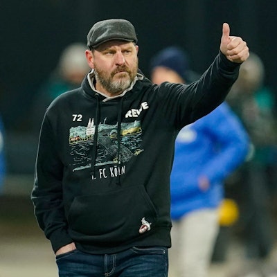 01.12.2023, Hessen, Darmstadt: Fußball: Bundesliga, Darmstadt 98 - 1. FC Köln, 13. Spieltag, Merck-Stadion am Böllenfalltor. Kölns Trainer Steffen Baumgart gestikuliert. Foto: Uwe Anspach/dpa - WICHTIGER HINWEIS: Gemäß den Vorgaben der DFL Deutsche Fußball Liga bzw. des DFB Deutscher Fußball-Bund ist es untersagt, in dem Stadion und/oder vom Spiel angefertigte Fotoaufnahmen in Form von Sequenzbildern und/oder videoähnlichen Fotostrecken zu verwerten bzw. verwerten zu lassen. +++ dpa-Bildfunk +++