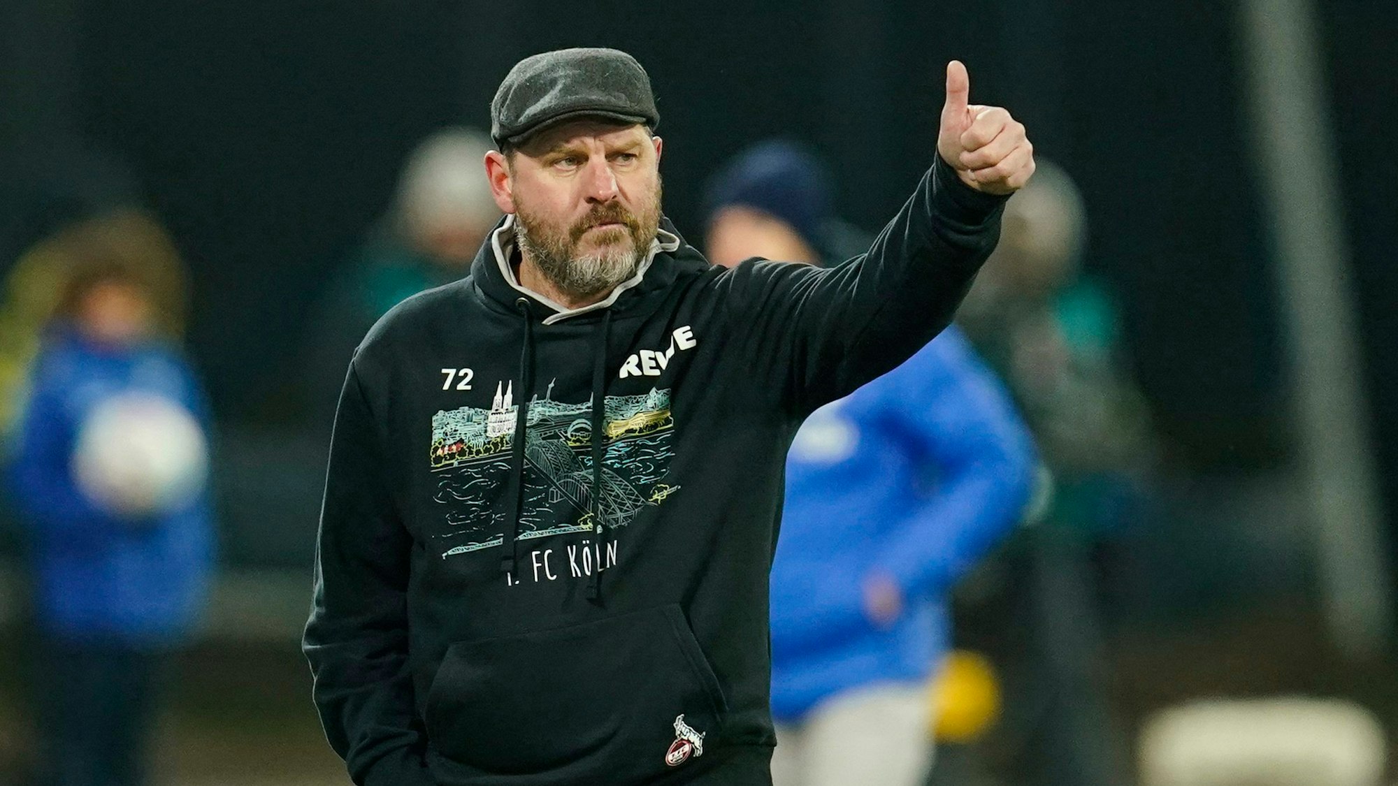 01.12.2023, Hessen, Darmstadt: Fußball: Bundesliga, Darmstadt 98 - 1. FC Köln, 13. Spieltag, Merck-Stadion am Böllenfalltor. Kölns Trainer Steffen Baumgart gestikuliert. Foto: Uwe Anspach/dpa - WICHTIGER HINWEIS: Gemäß den Vorgaben der DFL Deutsche Fußball Liga bzw. des DFB Deutscher Fußball-Bund ist es untersagt, in dem Stadion und/oder vom Spiel angefertigte Fotoaufnahmen in Form von Sequenzbildern und/oder videoähnlichen Fotostrecken zu verwerten bzw. verwerten zu lassen. +++ dpa-Bildfunk +++