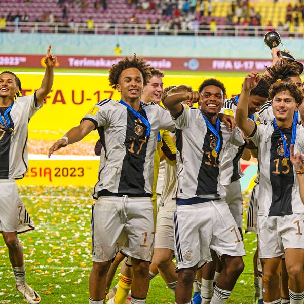Deutsche U17-Fußballer mit dem WM-Pokal.