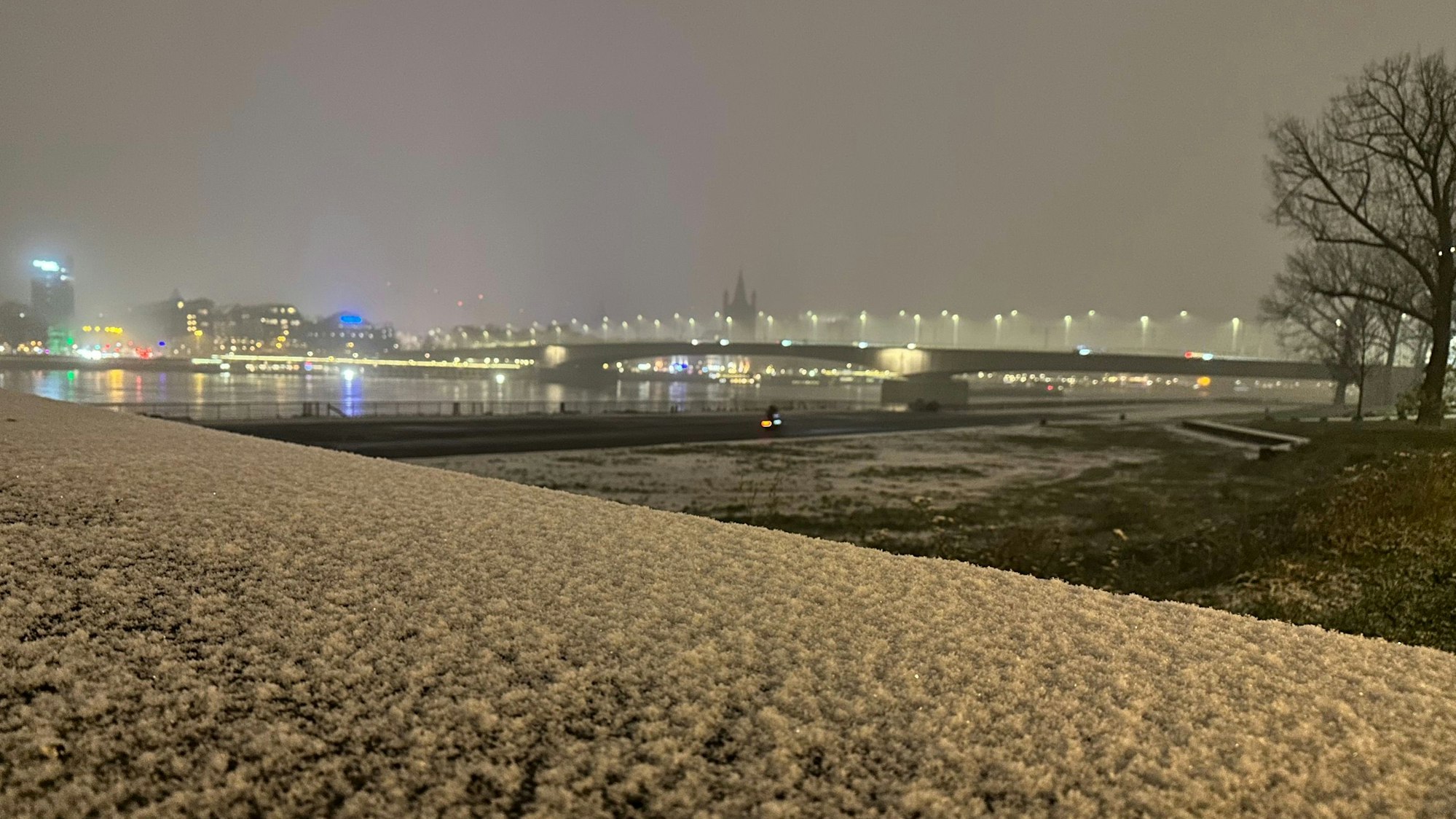 Der Kölner Dom ist von der rechten Rheinseite gar nicht mehr zu erkennen.