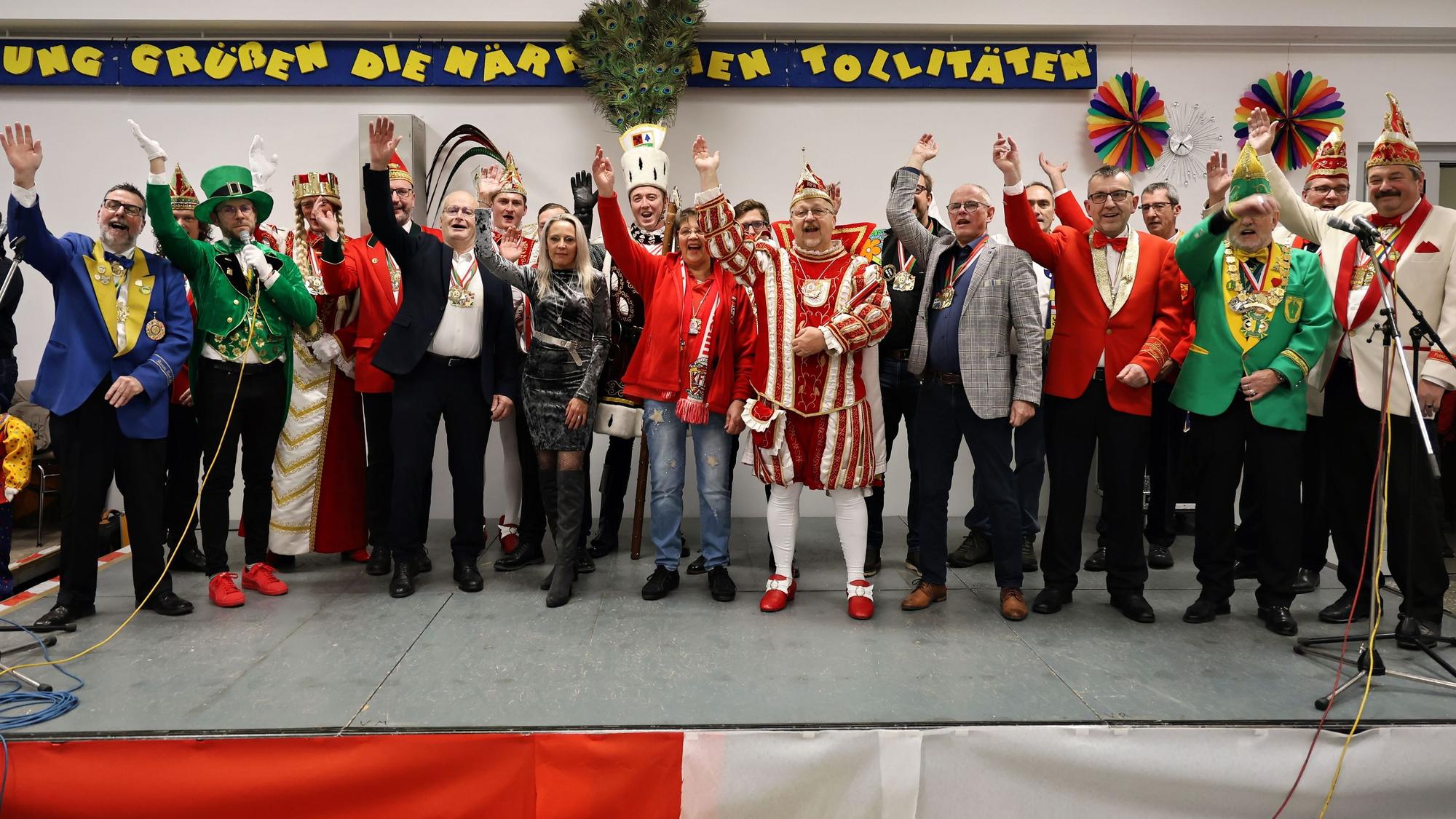 Mit einem Alaaf feiern die Tollitäten und Vertreter der Stadt sowie der Karnevalsvereine auf der Bühne sich und den Karneval.