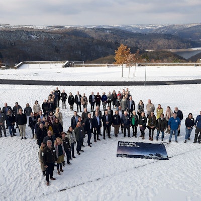 Die Gäste stehen in Sternform im Schnee.