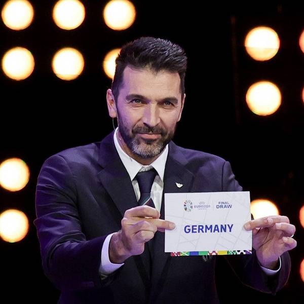 Der italienische Fußballtorwart und Weltmeister Gianluigi Buffon hält bei der Auslosung zur Fußball-Europameisterschaft 2024 einen Zettel hoch, auf dem Deutschland steht.