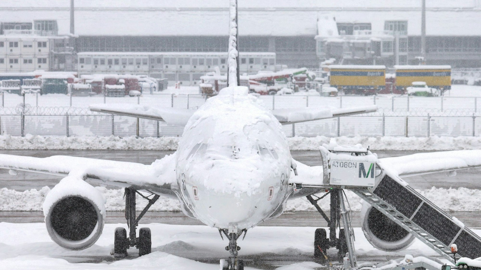Ein Airbus A320 der Lufthansa ist am Flughafen München von Schnee bedeckt. Der Flughafen München ist am Wochenende für mehr als 24 Stunden wegen Rekord-Schneemengen gesperrt worden.