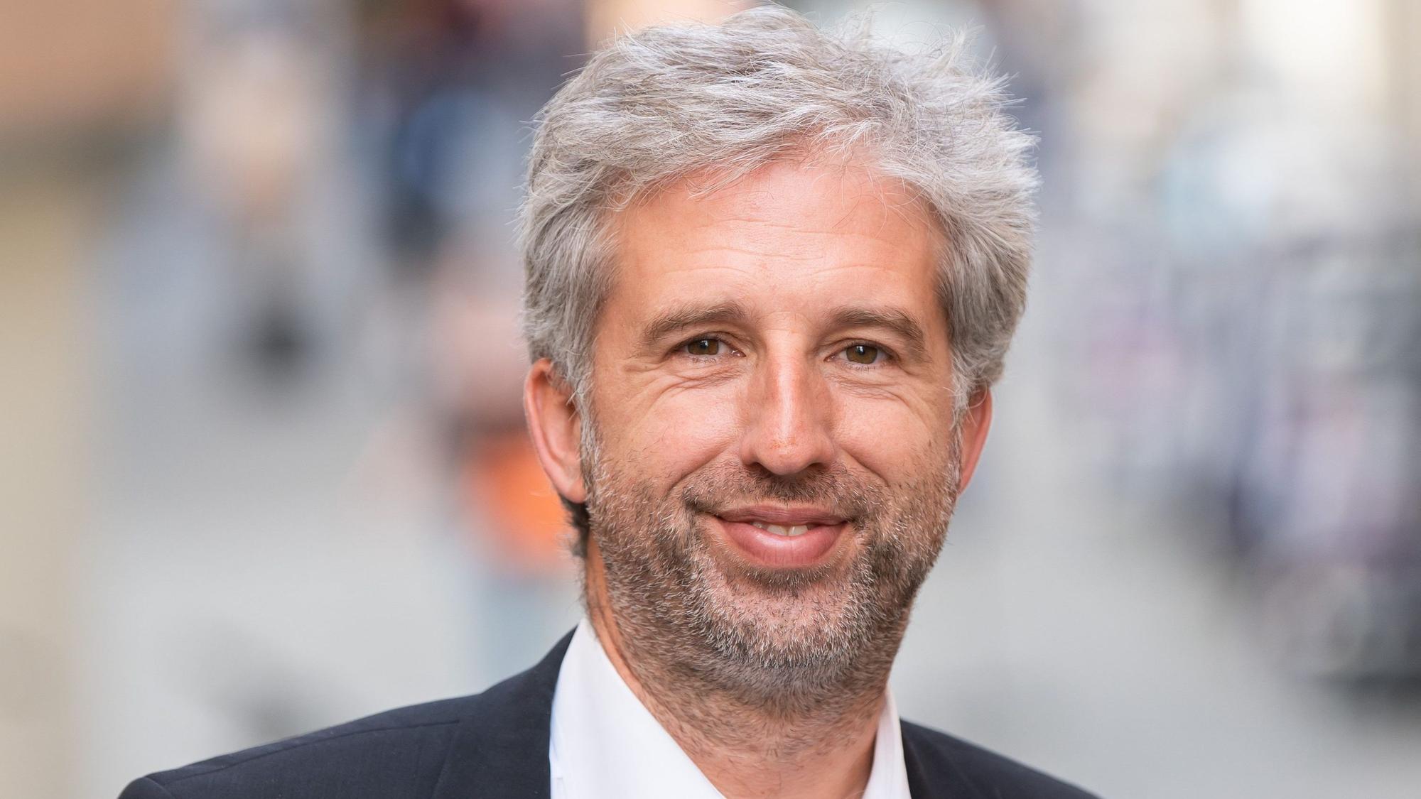 ARCHIV - 13.10.2023, Baden-Württemberg, Tübingen: Boris Palmer (parteilos), Tübingens Oberbürgermeister, lächelt in der Innenstadt in die Kamera des Fotografen. (zu dpa: «Medien: Palmer will bei Kommunalwahlen für Freie Wähler antreten») Foto: Silas Stein/dpa +++ dpa-Bildfunk +++