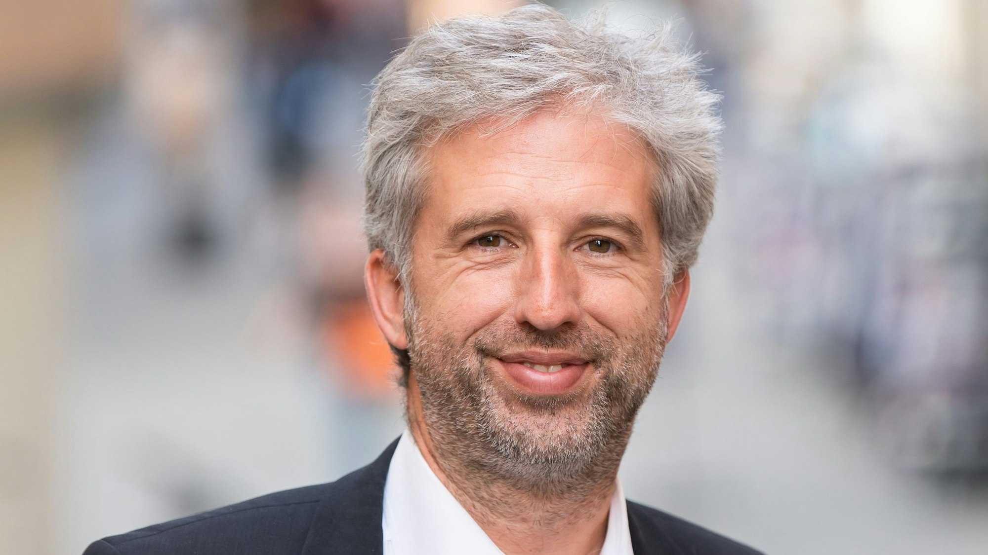 ARCHIV - 13.10.2023, Baden-Württemberg, Tübingen: Boris Palmer (parteilos), Tübingens Oberbürgermeister, lächelt in der Innenstadt in die Kamera des Fotografen. (zu dpa: «Medien: Palmer will bei Kommunalwahlen für Freie Wähler antreten») Foto: Silas Stein/dpa +++ dpa-Bildfunk +++