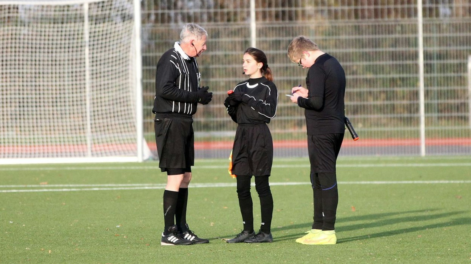 Das Schiedsrichtergespann bespricht sich.