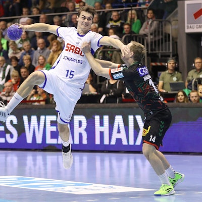 Miro Schluroff setzt sich im Duell gegen Omar Ingi Magnusson durch