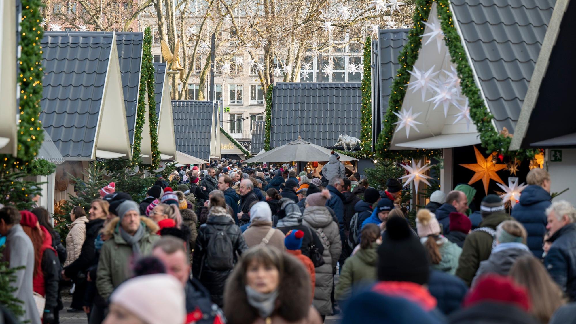 Der Weihnachtsmarkt auf dem Neumarkt voller Menschen.
