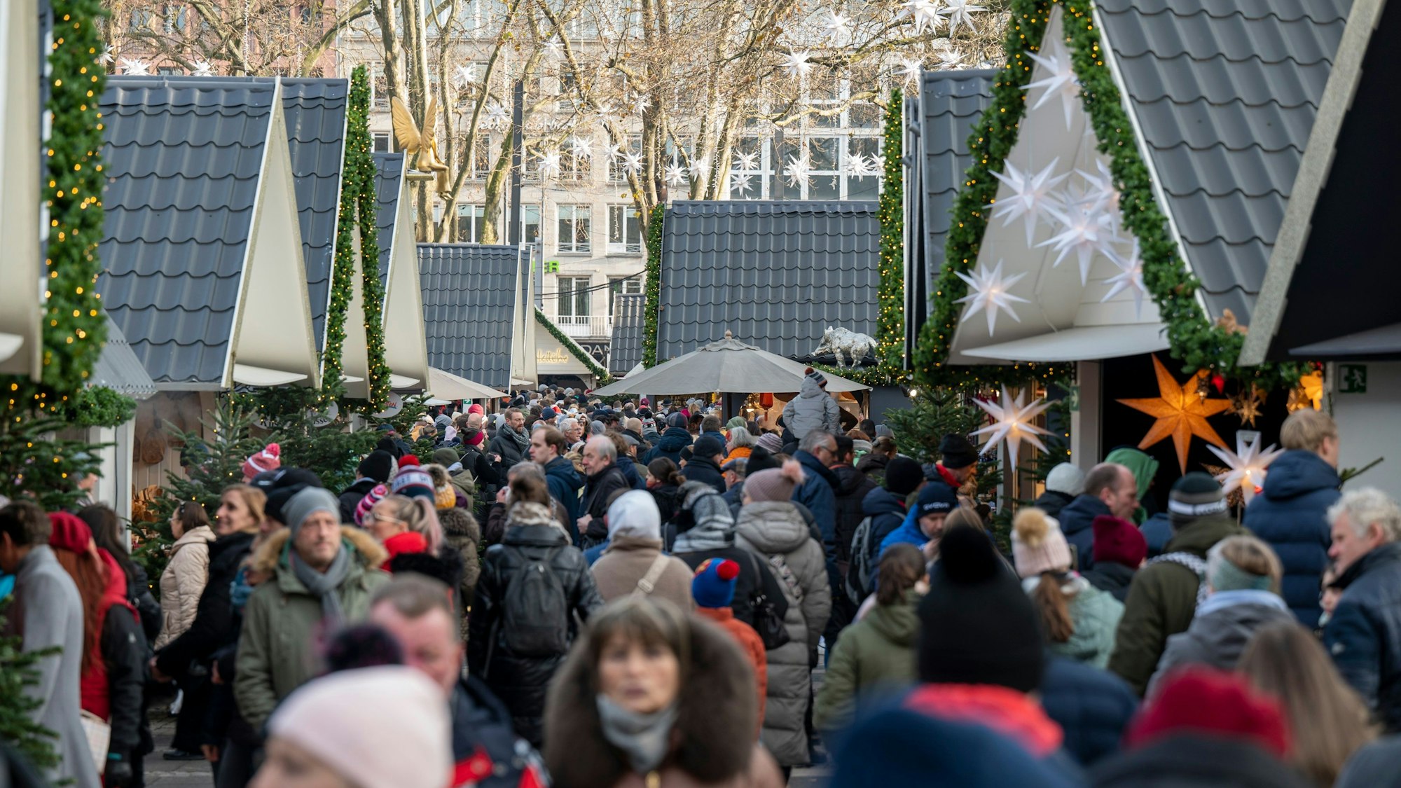 Der Weihnachtsmarkt auf dem Neumarkt voller Menschen.