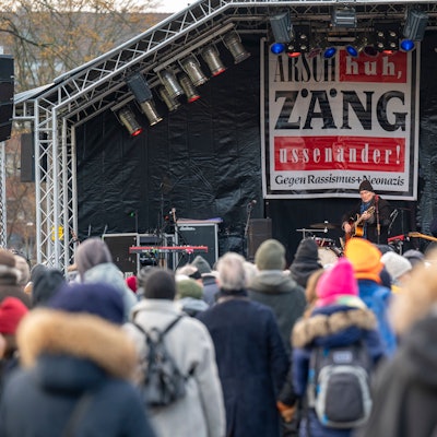 Mehrere Hundert Teilnehmende bei der „Arsch Huh“-Friedenskundgebung „Give Peace a Chance“ am Aachener Weiher.