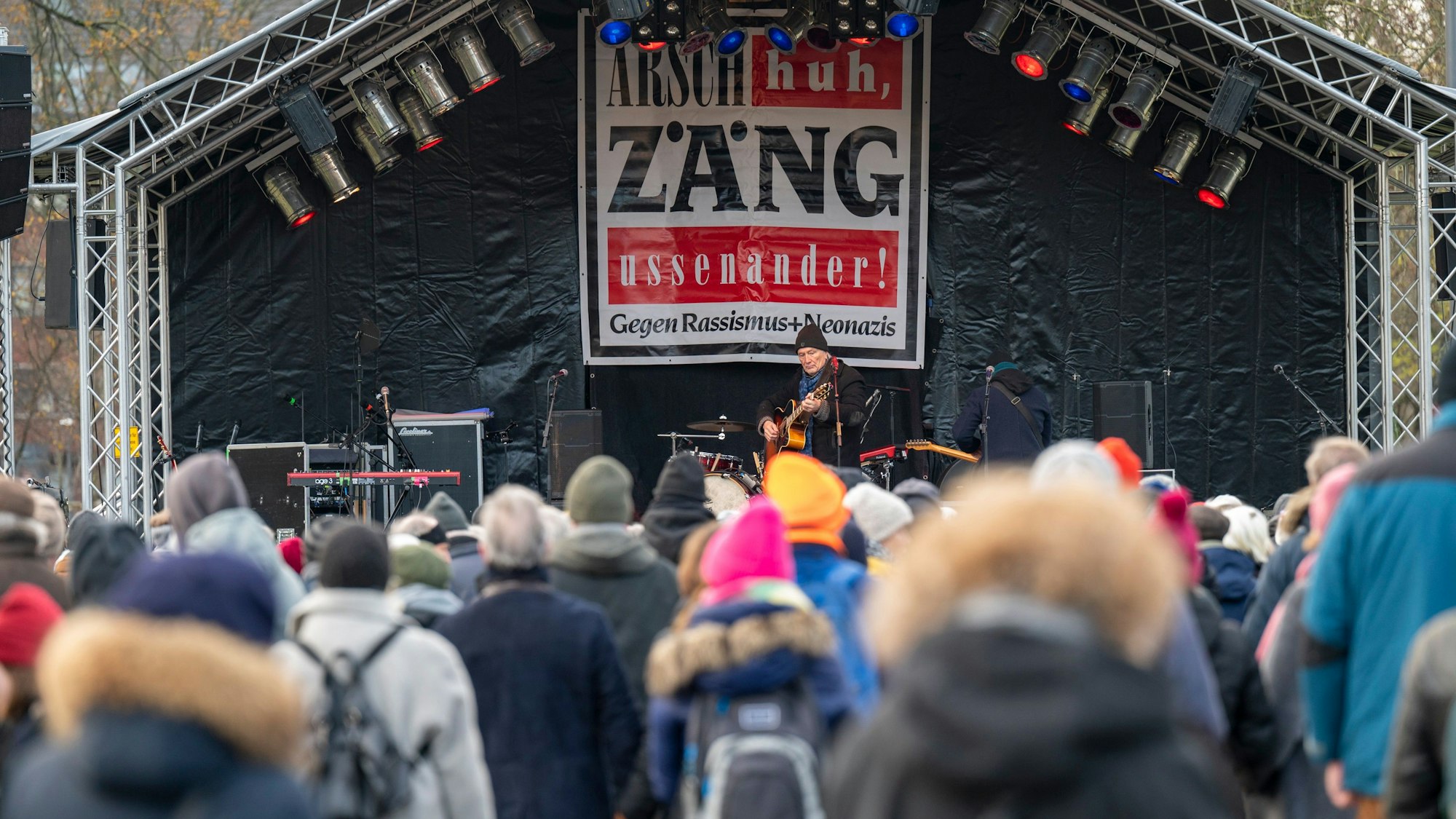 Mehrere Hundert Teilnehmende bei der „Arsch Huh“-Friedenskundgebung „Give Peace a Chance“ am Aachener Weiher.