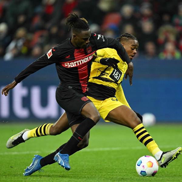 Odilon Kossounou gegen Jamie Bynoe-Gittens.