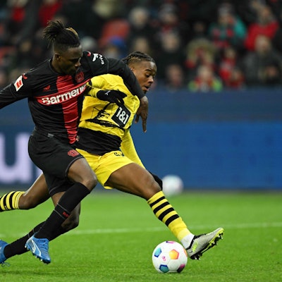 Odilon Kossounou gegen Jamie Bynoe-Gittens.