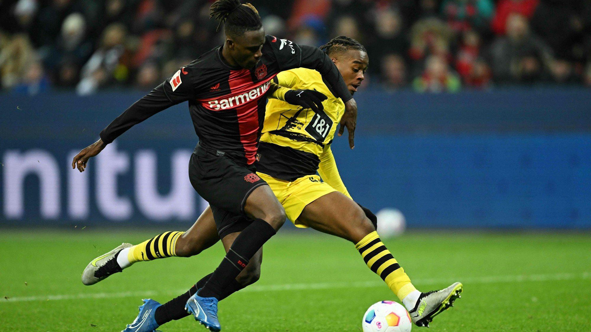 Odilon Kossounou gegen Jamie Bynoe-Gittens.