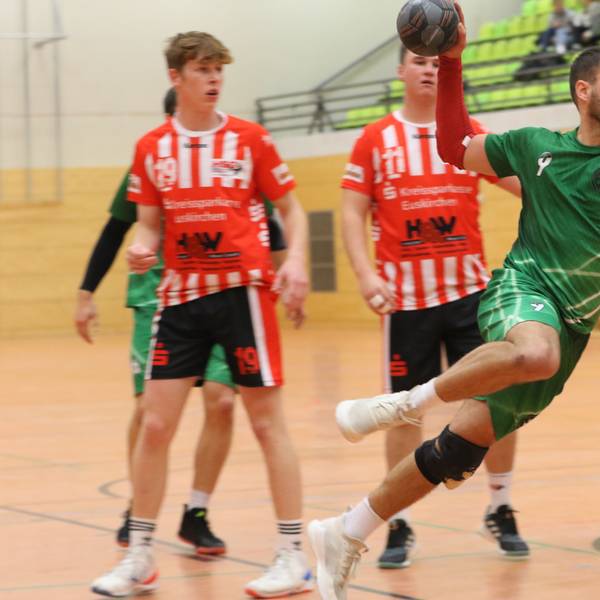 Zülpichs Dennis Schüller beim Wurf aufs Tor.