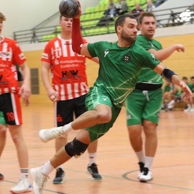 Zülpichs Dennis Schüller beim Wurf aufs Tor.