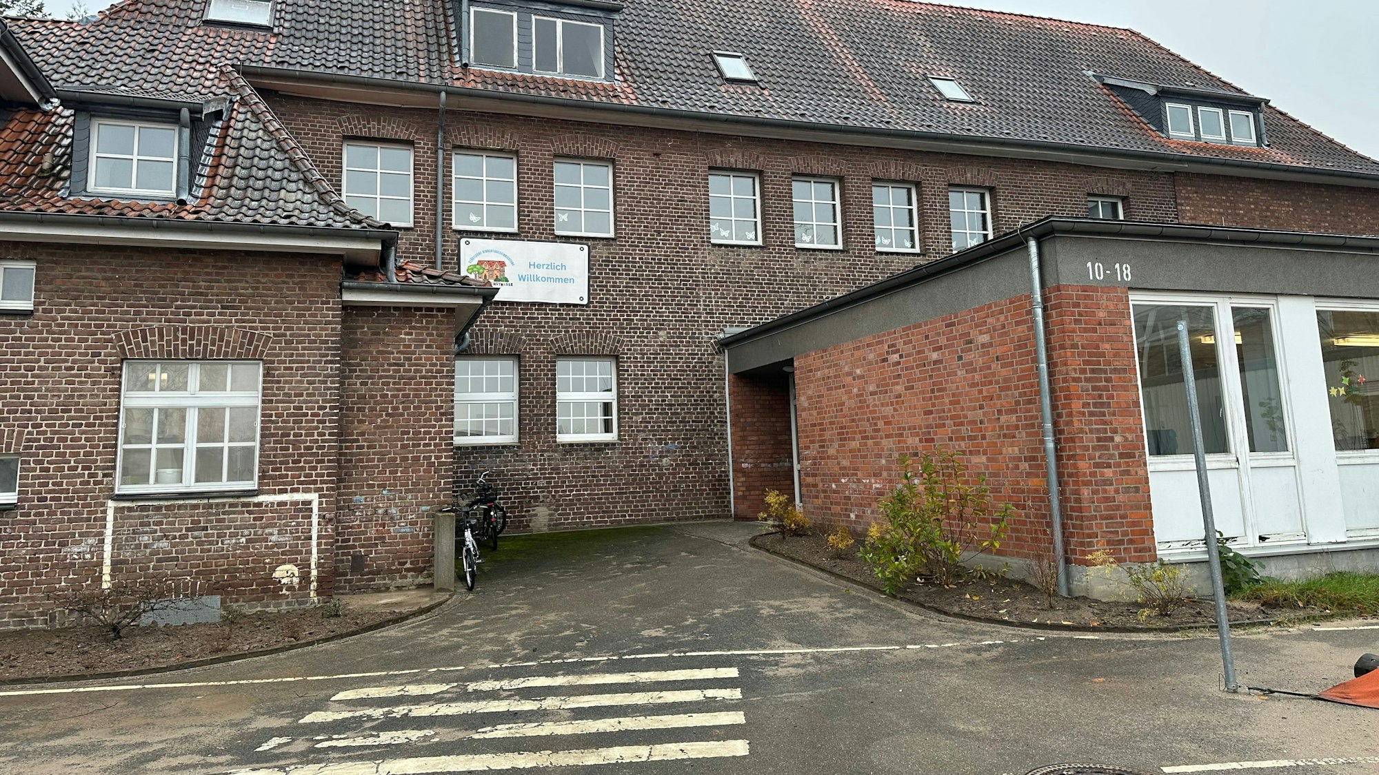 Blick auf das alte Backsteingebäude der Grundschule.