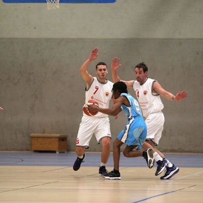 Tobias Kehren und Thorsten Winkelnkemper verteidigen gegen einen Spieler aus Sechtem.