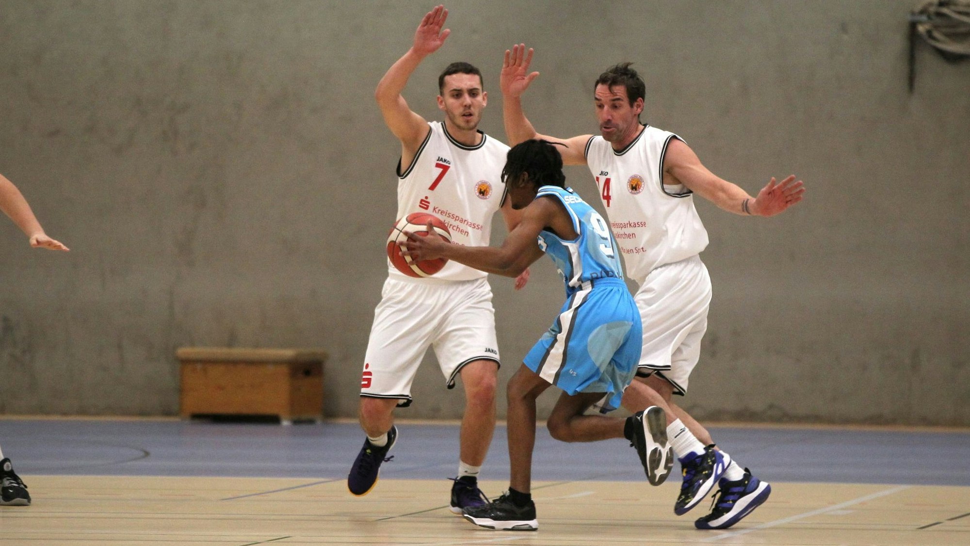 Tobias Kehren und Thorsten Winkelnkemper verteidigen gegen einen Spieler aus Sechtem.