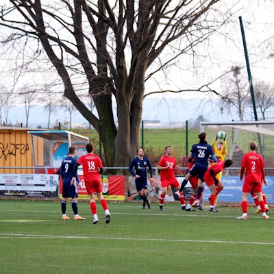 Erft-Torwart Nico Wirtz packt nach einem Freistoß zu.