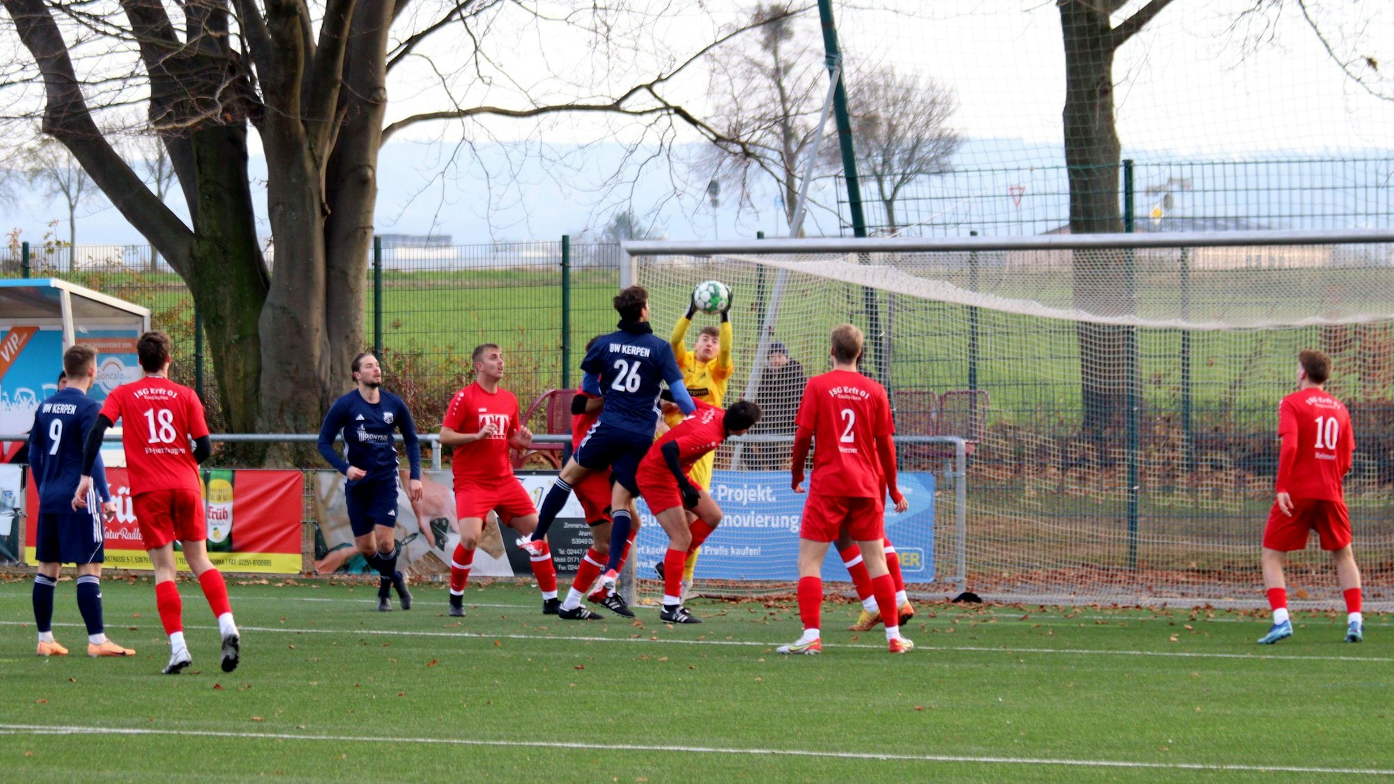 Erft-Torwart Nico Wirtz packt nach einem Freistoß zu.